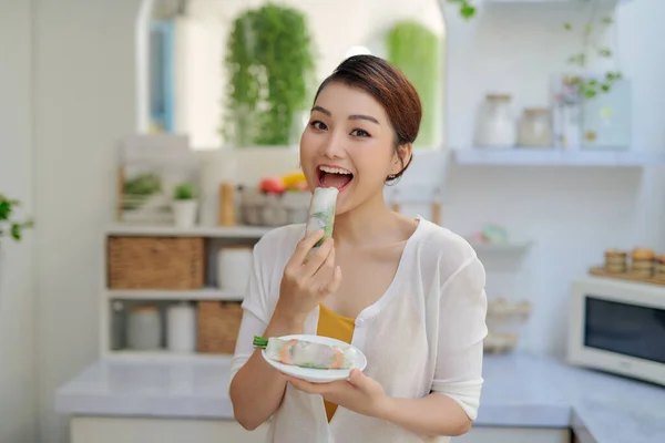 Mujer Comiendo Saludable Rollo Primavera — Foto de Stock