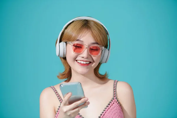 Feliz Mulher Asiática Alegre Usando Fones Ouvido Sem Fio Ouvindo — Fotografia de Stock