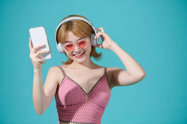 Portré Egy Örömteli Ruha Töltsük Zenét Hallgatni Fülhallgatóval Miközben Tartja — Stock Fotó