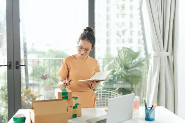 Özel iş konsepti. Paketleme kutusuyla çalışan bir kadın..