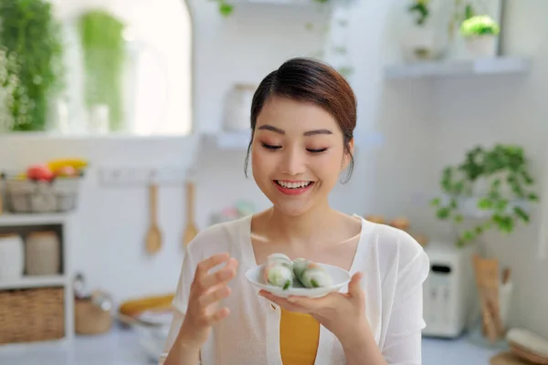Mulher Asiática Comendo Rolos Primavera Fundo Cozinha — Fotografia de Stock