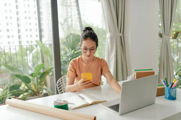 Una Mujer Joven Que Comienza Negocio Línea Trabaja Computadora Portátil — Foto de Stock