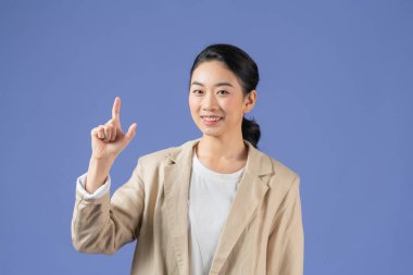 Asyalı kız parmaklarınla bir nesne tutuyor, iş kadını mor arka planda izole edilmiş.