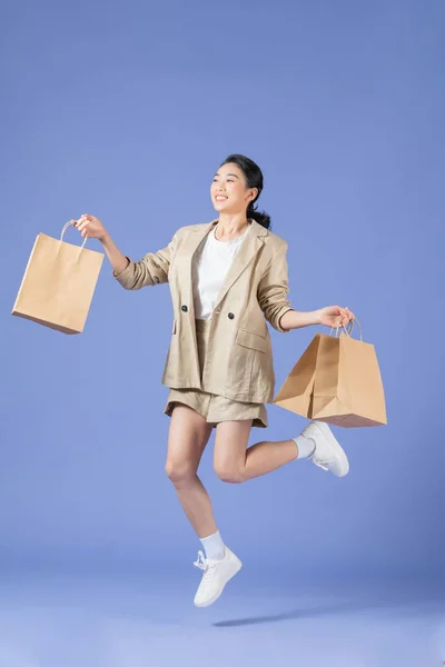 Bela Mulher Feliz Segurando Sacos Compras Isolado Roxo — Fotografia de Stock