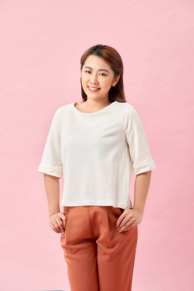 Случайная молодая женщина улыбается - изолированы на розовом фоне