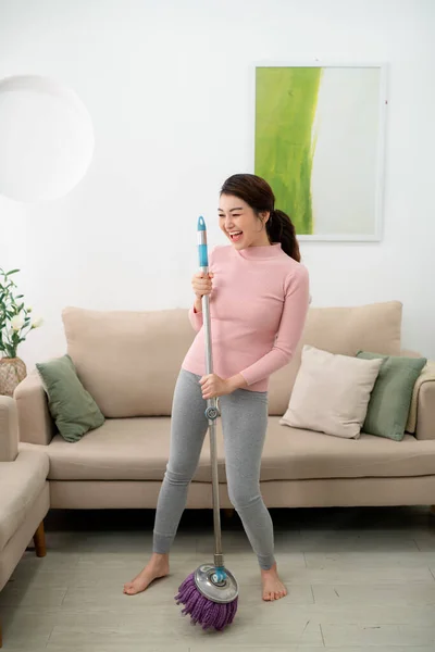 Gelukkige Jonge Vrouw Zingen Tijdens Het Wassen Vloer Woonkamer Met — Stockfoto