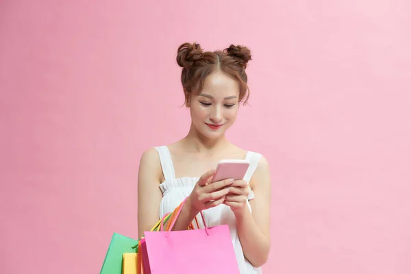 快乐购物的女人用手机发短信 — 图库照片