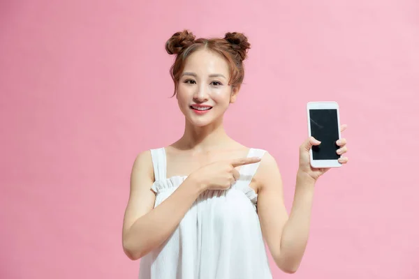 Retrato Uma Menina Casual Sorridente Apontando Dedo Para Telefone Celular — Fotografia de Stock