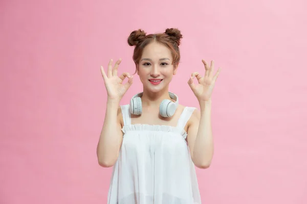 Junge Asiatische Frau Zeigt Ein Handzeichen — Stockfoto