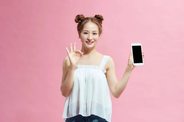 Portrét Asijské Ženy Zobrazující Znamení Pomocí Mobilního Telefonu Chvála App — Stock fotografie