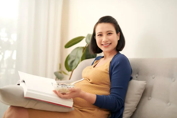 Asiatisch Lächelnde Junge Schwangere Die Sich Gesund Ernährt Und Hause — Stockfoto