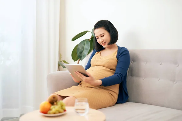 Gyönyörű Fiatal Ázsiai Terhes Használja Tabletta Amikor Kanapén — Stock Fotó