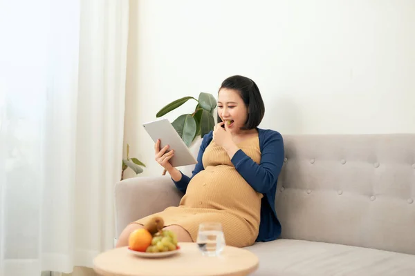 Mooie Jonge Aziatische Zwangere Vrouw Met Behulp Van Tablet Het — Stockfoto