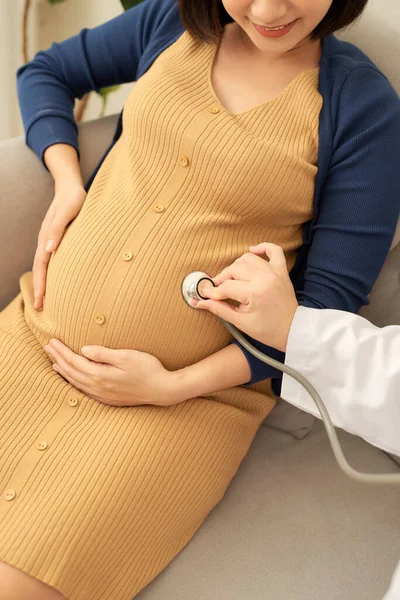 Médico Examinando Una Mujer Embarazada Mientras Está Sentado Sofá — Foto de Stock