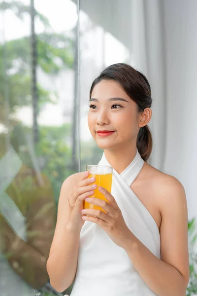 Красивая Красотка Азиатка Милая Девушка Чувствовать Себя Счастливой Пить Апельсиновый — стоковое фото