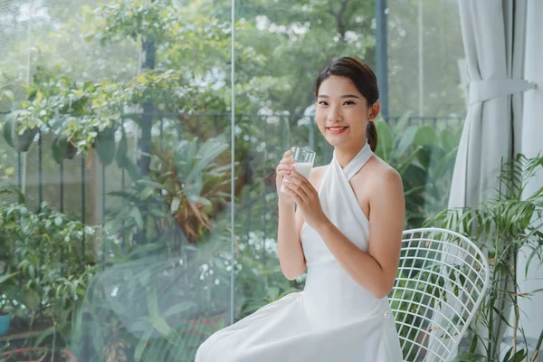 Asiatische Schönheit Frau Freunde Stehen Und Halten Glas Milch Der — Stockfoto