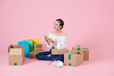 Küçük işletme girişimcisi KOBİ serbest çalışan Asyalı kadın evde kutuyla çalışıyor