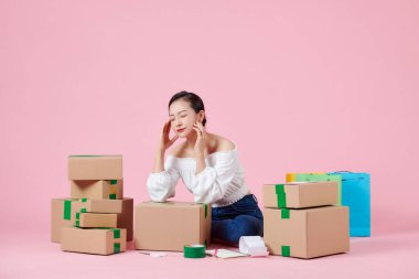 Küçük işletme girişimcisi KME ya da ev konseptinde kutu ile çalışan serbest kadın kurun,