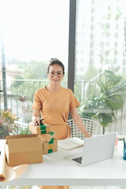 Genç ve çekici bir kız müşteriyi uzaktan alışveriş için satmaya hazırlanıyor.