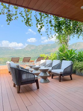 Yüksek dağa bakan teras kafenin güzel manzarası.