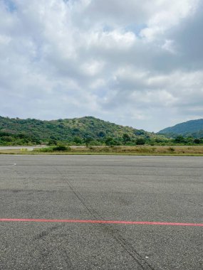 boş pist ve bulutlu gökyüzü yaz