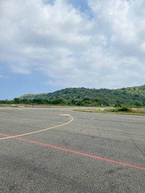 Havaalanı penceresinden dağların manzarası çok güzel.