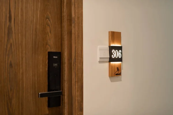 壁に掛けられたホテルの部屋番号 — ストック写真
