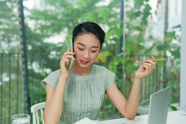 Счастливая Азиатская Деловая Женщина Творческий Работник Звонящий Смартфон Офисе — стоковое фото