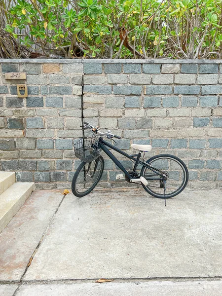 Arazi boyunca caddeye park edilmiş bisiklet..