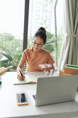 İş yerinde bir paket hazırlayan bir kadın çevrimiçi mağaza.