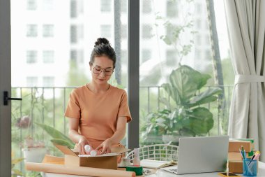 KOBİ sahibi, ana ofiste nakliye kutusu hazırlıyor..