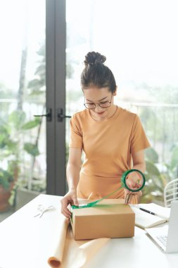 Özel iş konsepti. Paketleme kutusuyla çalışan bir kadın..