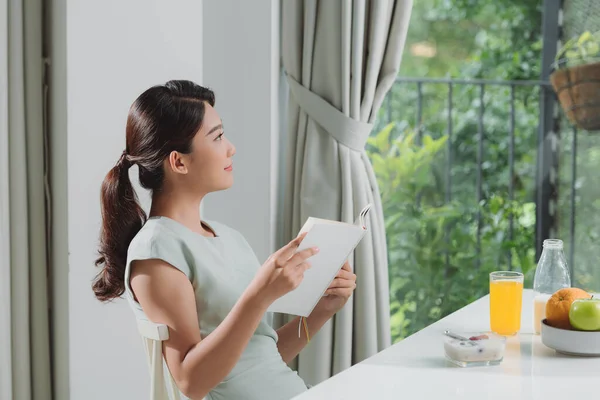 Beautiful Young Woman Reading Book Breakfast Home — Fotografia de Stock