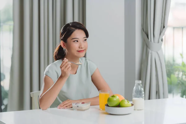 Asiatische Junge Frau Mit Getreide Müsli Mit Frischer Milchmilch Schüssel — Stockfoto