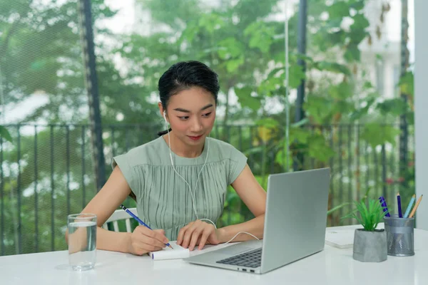 Attractive Cheerful Young Business Woman Write Notebook Look Computer Sit — Foto de Stock