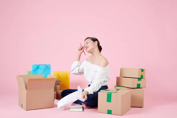 Young Asian Woman Sits Checking Sale Receipt Parcel Boxes Preparing — Φωτογραφία Αρχείου