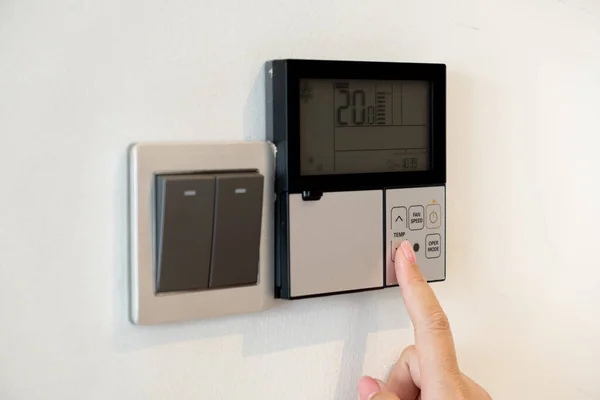 Fingerdruck Auf Digitalen Thermostat — Stockfoto