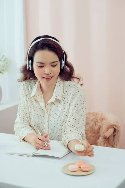 Asian Young Girl Wearing Headphones Eating Macarons Reading Books Living — Photo