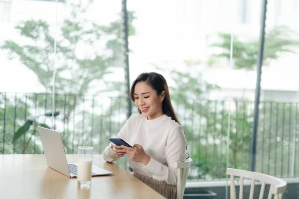 Young Woman Commenting Social Network App Communicating Subscribers — Photo