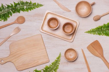 Çeşitli mutfak pişirme aletleri. Düz yatıyordu.