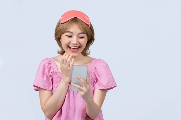 Usmívající Mladá Dívka Dívá Obrazovce Smartphone Dopoledních Hodinách — Stock fotografie