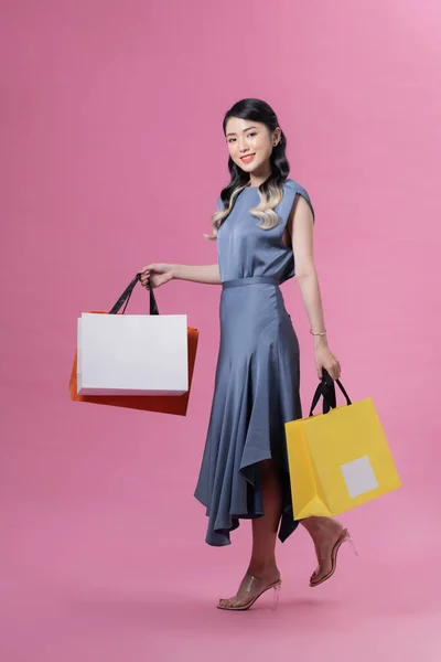 Όμορφη Νεαρή Γυναίκα Τσάντες Ψώνια Στο Φόντο Χρώμα — Φωτογραφία Αρχείου
