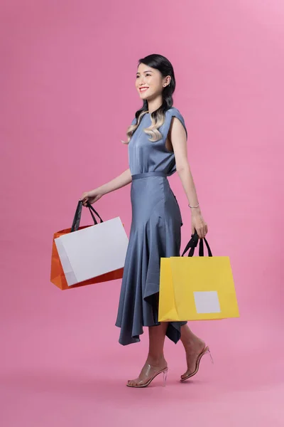 Helkroppsporträtt Vacker Lycklig Kvinna Med Väskor Isolerade Rosa Affärsidé — Stockfoto
