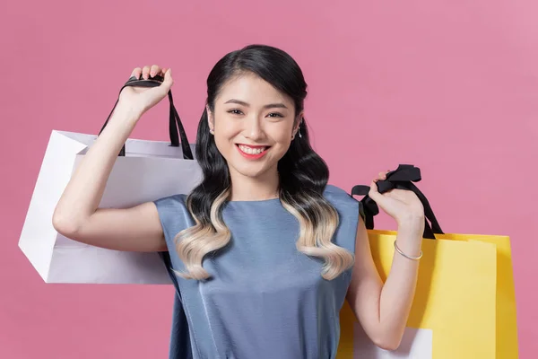 Щаслива Жінка Азії Тримає Барвисті Пакети Покупок Рожевому Фоні — стокове фото