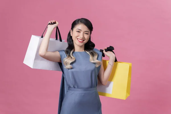 Mujer Vistiendo Vestido Azul Sobre Fondo Feliz Disfrutando Compras Sosteniendo — Foto de Stock