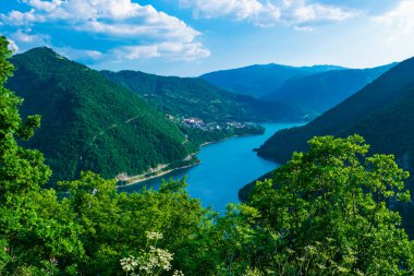 Pluzine yakınlarındaki yüksek yeşil dağlar arasında Piva Gölü ve nehir manzarası. Kuzey Karadağ. Balkanlar 'ın güzel doğası.
