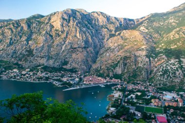 Vrmac Dağı 'ndan Kotor Körfezi' ne (Boka kotorska) kadar güzel bir manzara, ayrıca Boka ve Kotor şehri olarak da bilinir. Adriyatik Denizi. Karadağ