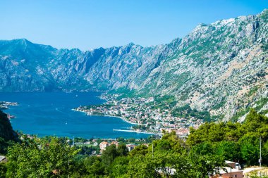 Boka olarak da bilinen Kotor Körfezi 'ne (Boka Kotorska) güzel bir manzarası vardır ve dağ eteklerindeki sahil kasabaları Pestin Grad' dır. Yaz mavisi manzara. Adriyatik Denizi. Karadağ.