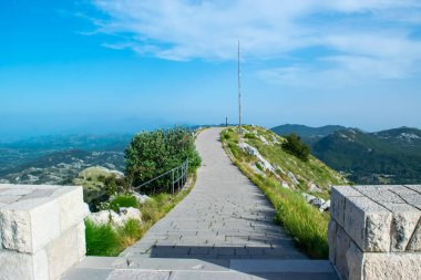 Lovcen Ulusal Parkı 'ndaki Njegos mozolesine yakın Jezerski Dağı' nın zirvesinde. Karadağ 'ın adı olan Kara Dağ' ın ardındaki ilham kaynağı. Yaz mavisi dağ manzarası.