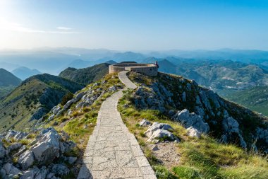 Lovcen Ulusal Parkı 'ndaki Njegos mozolesine yakın Jezerski Dağı' nın zirvesinde. Karadağ 'ın adı olan Kara Dağ' ın ardındaki ilham kaynağı. Yaz mavisi dağ manzarası.